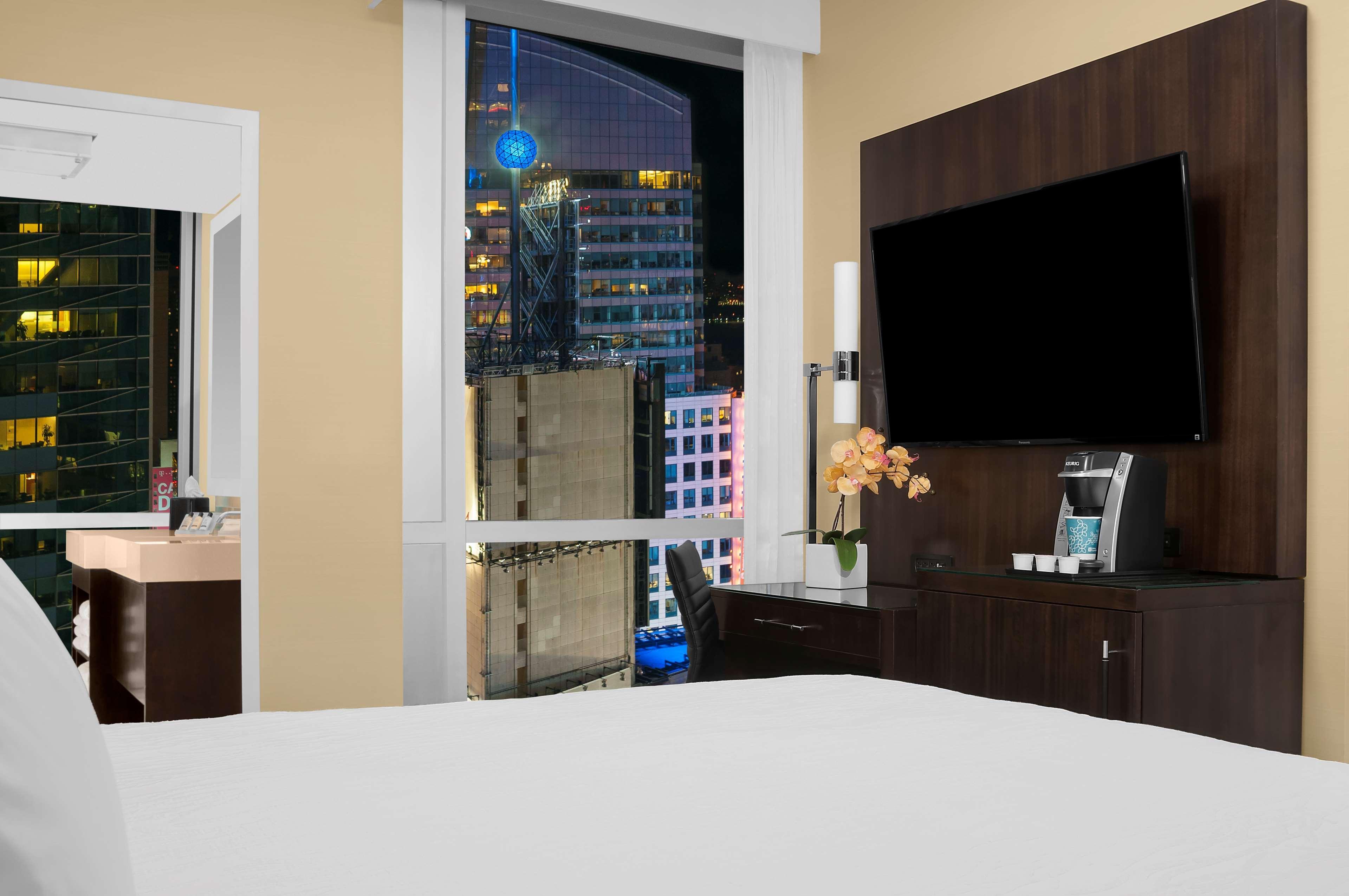 Hilton Garden Inn New York - Times Square Central Bagian luar foto