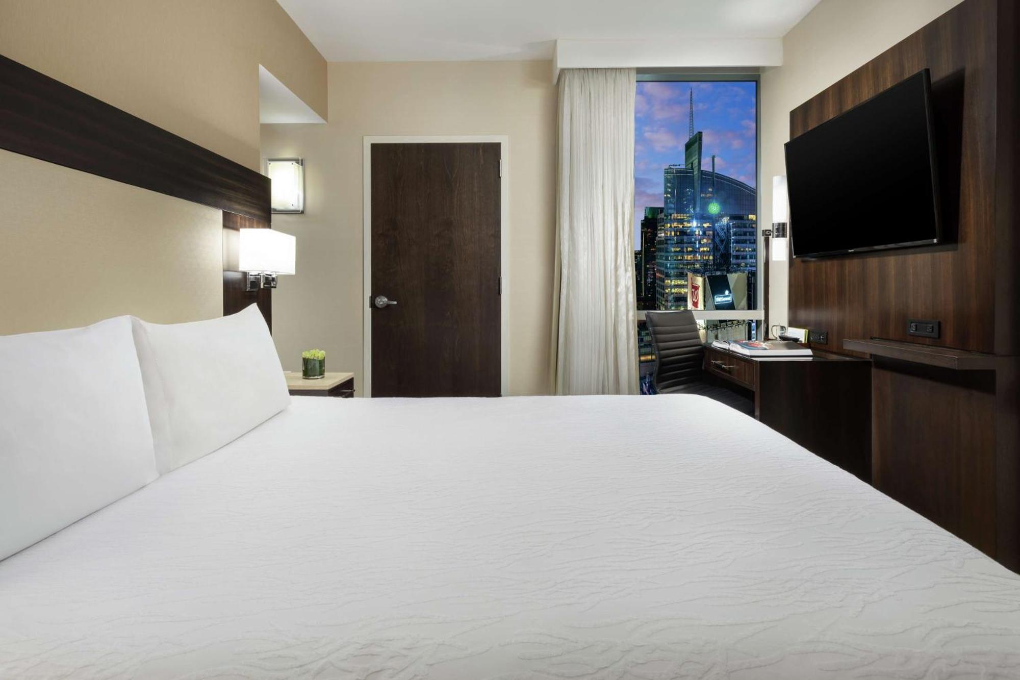 Hilton Garden Inn New York - Times Square Central Bagian luar foto