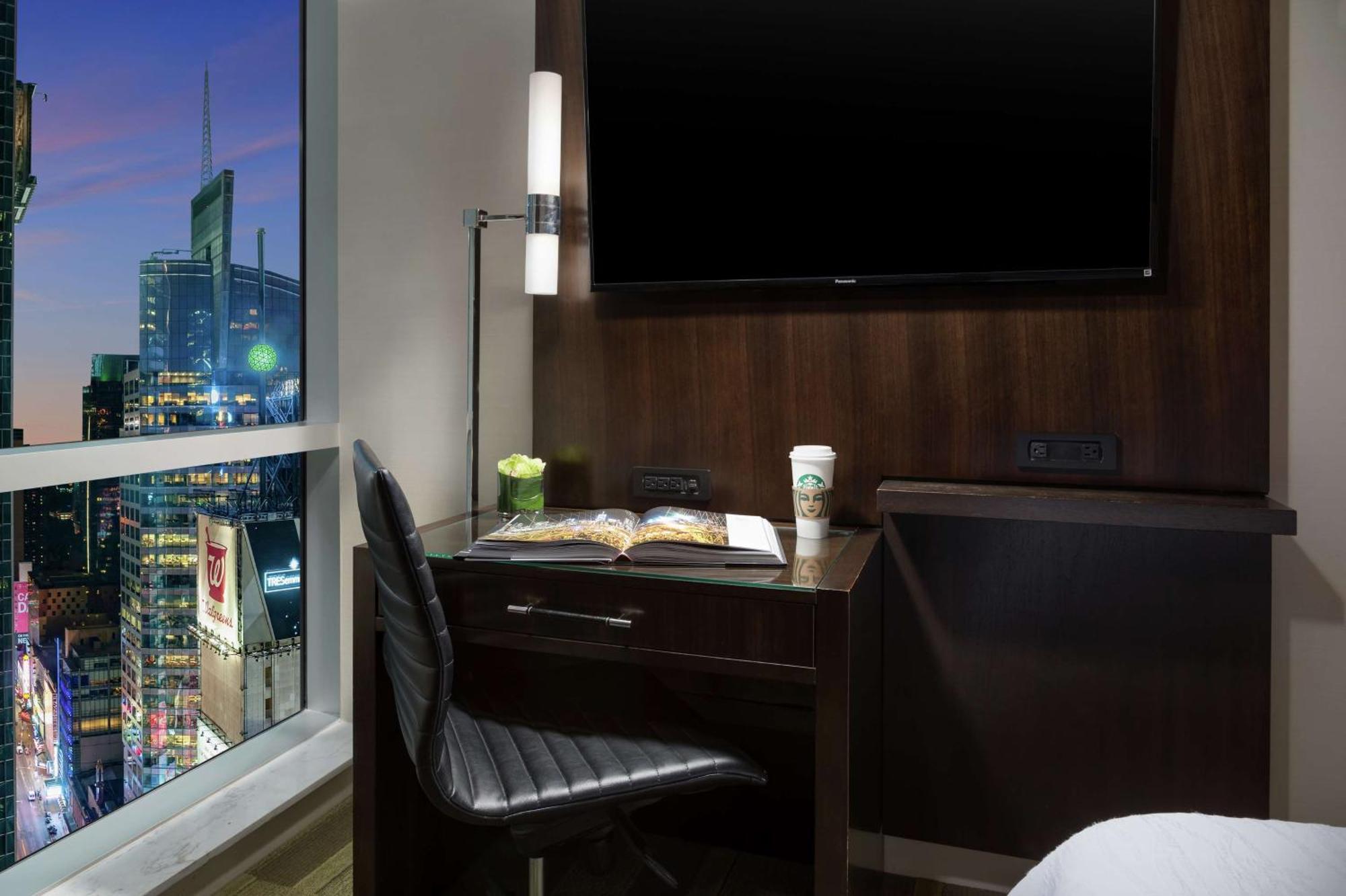 Hilton Garden Inn New York - Times Square Central Bagian luar foto