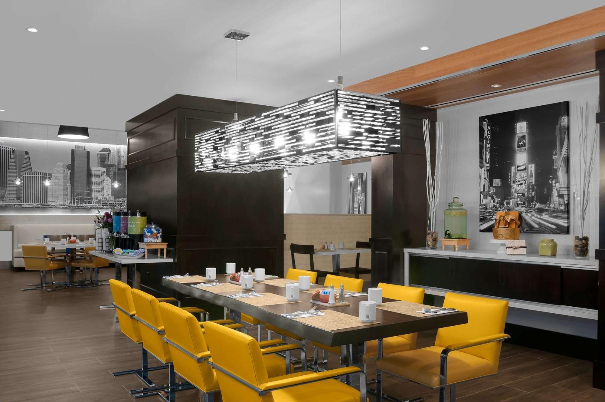 Hilton Garden Inn New York - Times Square Central Bagian luar foto