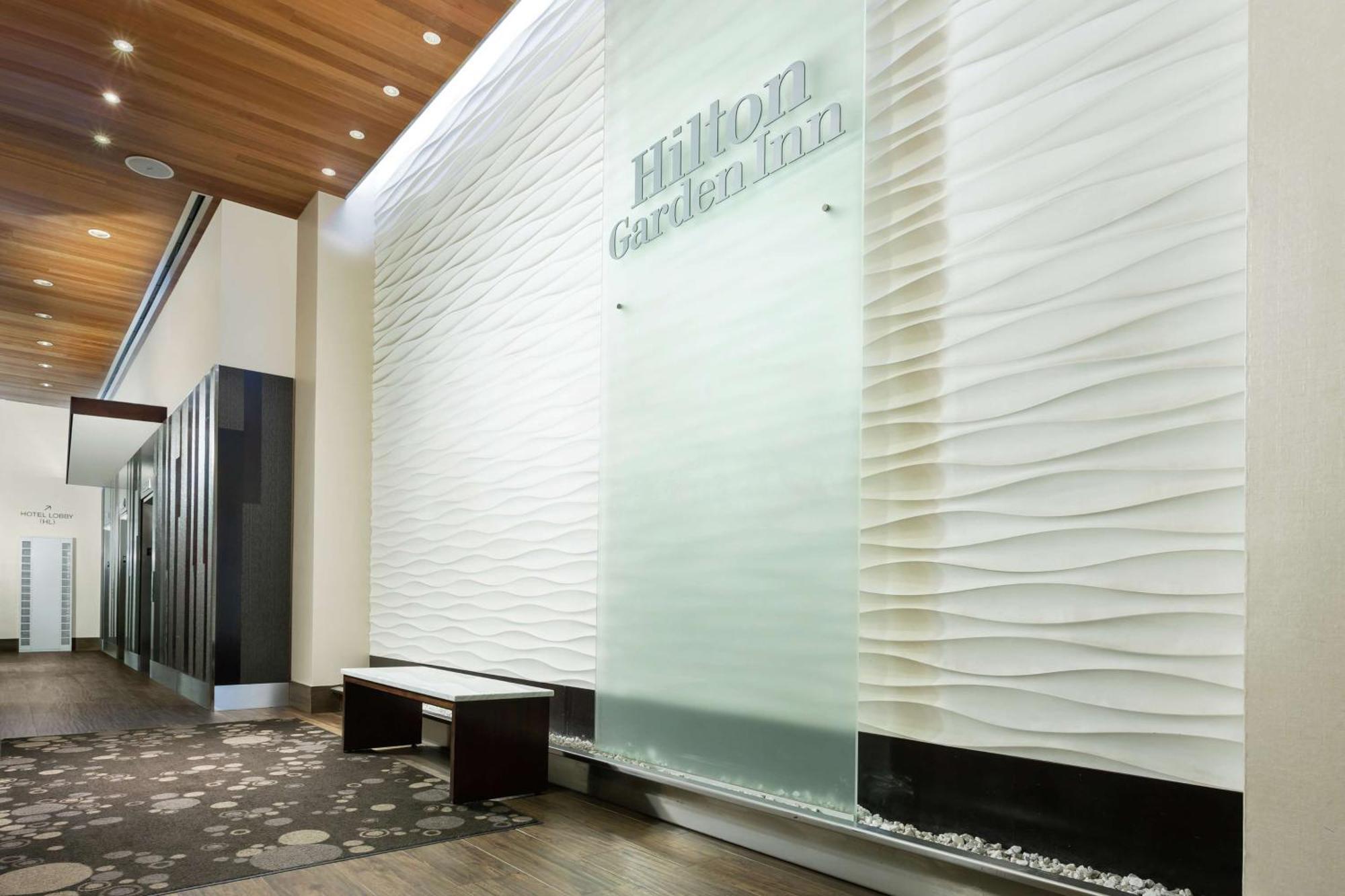 Hilton Garden Inn New York - Times Square Central Bagian luar foto